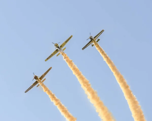Průkopníci letectví školení na modré obloze — Stock fotografie