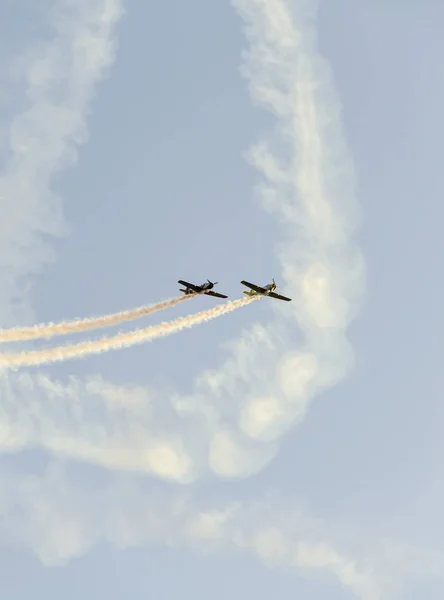 Eğitim onun renkli uçaklar ile akrobasi pilotları — Stok fotoğraf