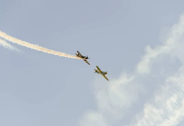 Pilotos acrobáticos entrenando en el cielo azul — Foto de Stock