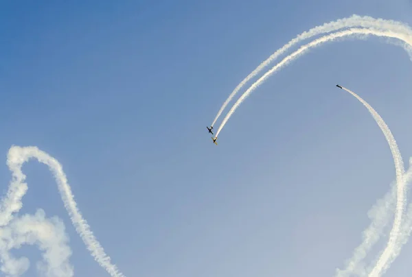 Mavi eğitim onun renkli uçaklar ile akrobasi pilotları — Stok fotoğraf
