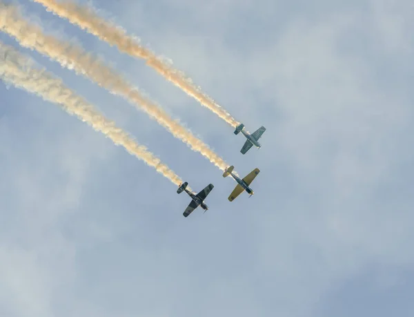 Pilotos acrobáticos entrenando en el cielo azul — Foto de Stock