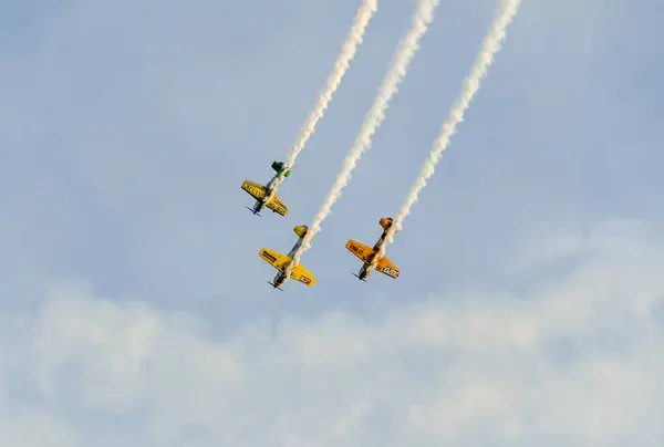 Akrobasi pilotları mavi gökyüzünde eğitim — Stok fotoğraf