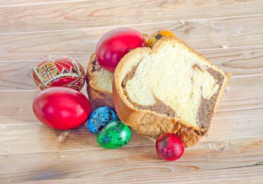 Kek Kozunak ezilmiş fındık, geleneksel renkli Paskalya yortusu yumurta ile