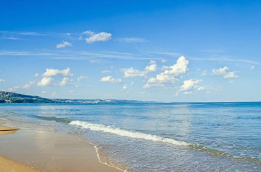 Kabarık bulutlar gökyüzü mavi, aşkın berrak deniz su, plaj