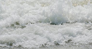 Mavi, yeşil su dalgaları, kumlu Karadeniz kıyı, sahil su ile