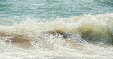 Mavi, yeşil su dalgaları, kumlu Karadeniz kıyı, sahil su ile