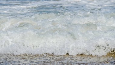 Mavi, yeşil su dalgaları, kumlu Karadeniz kıyı, sahil su ile