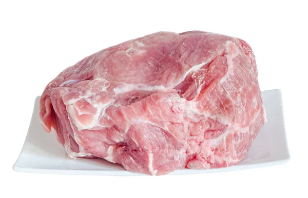 Сырое мясо свинины на белой тарелке, крупным планом, белый фон — стоковое фото