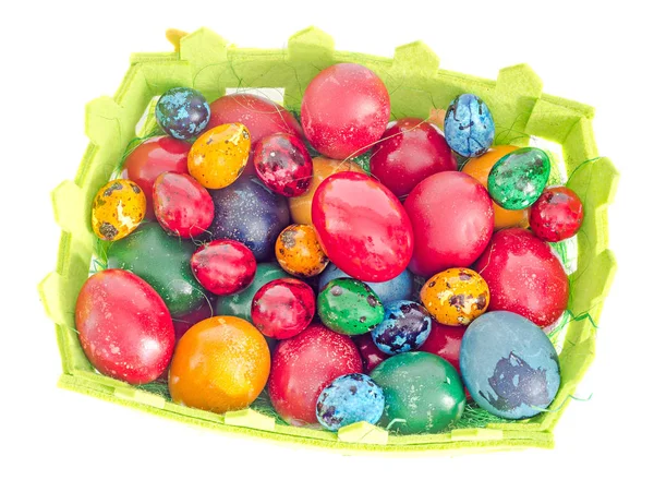 Χρωματιστά παραδοσιακά πασχαλινά αυγά, κοτόπουλο και ορτύκια, καλάθι — Φωτογραφία Αρχείου