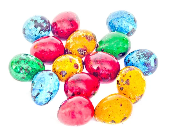 Kolorowe tradycyjne pisanki, jajka przepiórek, z bliska, na białym tle — Zdjęcie stockowe