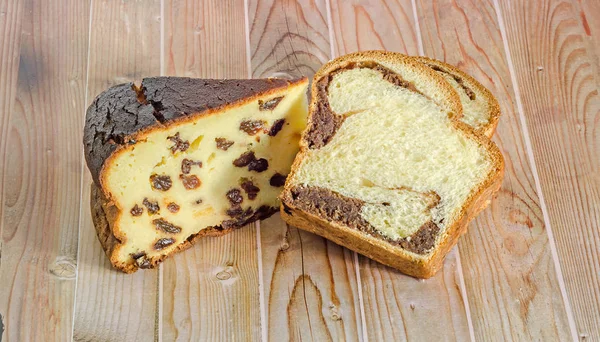Ciasta o nazwie Pasca wykonane z serem i rodzynkami, Kozunak — Zdjęcie stockowe