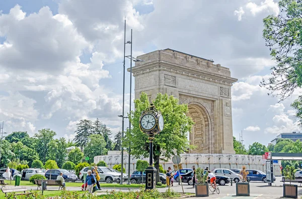 BUCHAREST, ROMÉNIA - 15 de maio de 2016. O Arco do Triunfo — Fotografia de Stock