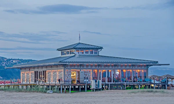 ALBENA, BULGARIA - 13 DE JUNIO DE 2016. Playa Bar cerca de agua de mar, ligh — Foto de Stock