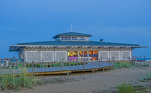 АЛЬБЕНА, БУЛЬГАРИЯ - 13 ИЮНЯ 2016 года. Пляжный бар рядом с морской водой, огни — стоковое фото