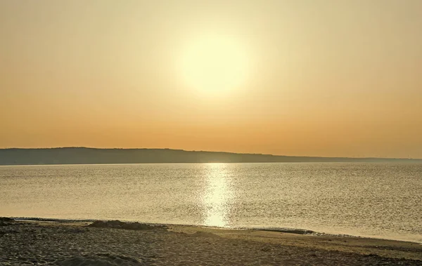 Salida del sol en la playa, arena y aguas cristalinas, la orilla del Mar Negro — Foto de Stock