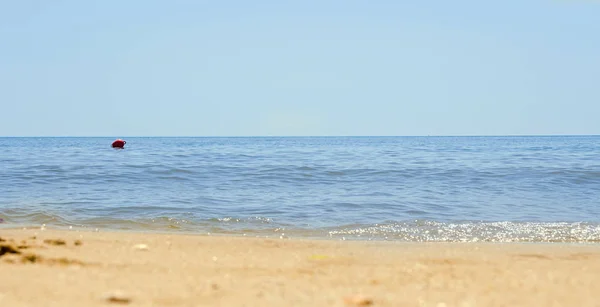 Черноморский берег, море и пляж с золотыми песками, голубая вода — стоковое фото