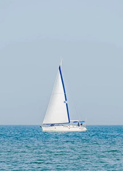 ALBENA, BULGARIA - 15 de junio de 2016. Yate de recreo, vela de barco —  Fotos de Stock