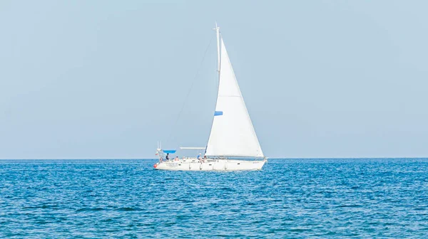 Albena, Bulgarien - 15 juni 2016. Rekreation yacht, skeppet segling — Stockfoto
