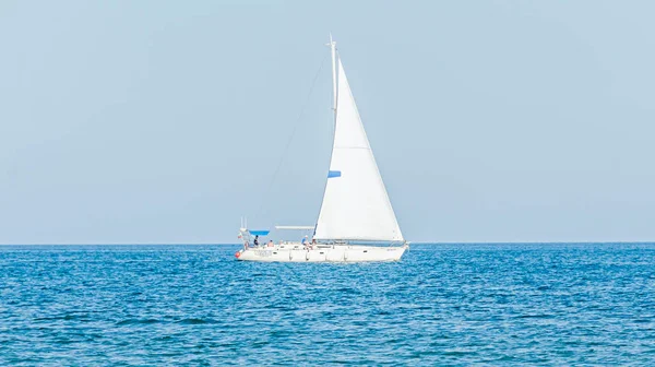 Albena, bulgaria - juni 15, 2016. freizeityacht, schiffssegeln — Stockfoto