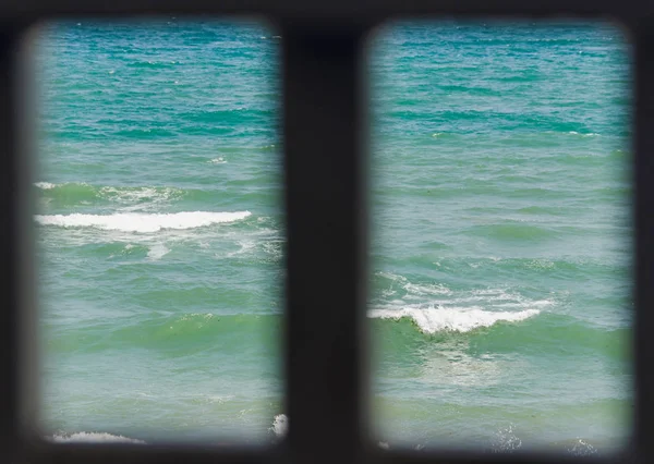 Janela de moldura com vista para azul, ondas de água do mar verde — Fotografia de Stock