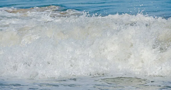 Mavi, yeşil su dalgaları, kumlu Karadeniz kıyı, sahil su ile