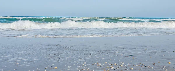 黒海海岸、海辺と金の砂、青い水とビーチ — ストック写真