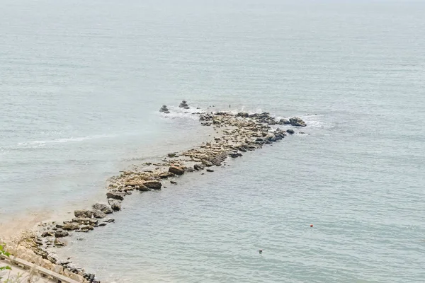 Mavi su, taş toprak ile Karadeniz kıyı deniz manzarası.