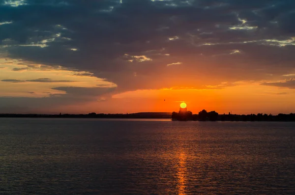 Pôr-do-sol laranja sobre um lago europeu, céu azul nuvens, colorido dramático — Fotografia de Stock