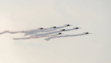Onların renkli uçaklar ile Romanya Hawks takım pilotlar