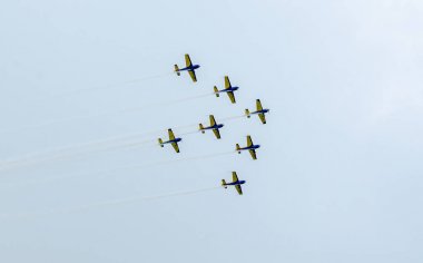 Onların renkli uçaklar ile Romanya Hawks takım pilotlar