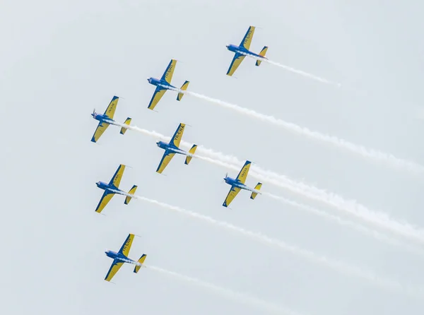 Los pilotos del Equipo Halcones Rumanos con sus aviones de colores — Foto de Stock