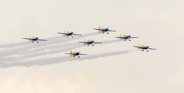 The Romanian Hawks Team pilots with their colored airplanes — Stock Photo, Image