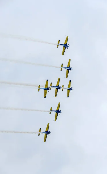 Η ρουμανική ομάδα γεράκια πιλότοι με τους χρωματιστά αεροπλάνα — Φωτογραφία Αρχείου