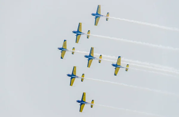 Les pilotes de l'équipe roumaine Hawks Team avec leurs avions colorés — Photo