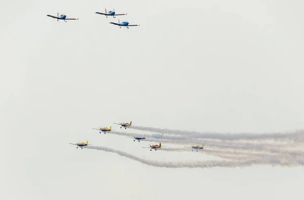Румунська яструби команди пілотів з кольоровими-літаків — стокове фото