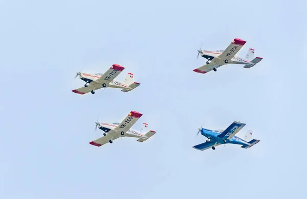 De rumänska hökar teamledare med deras färgade flygplan — Stockfoto