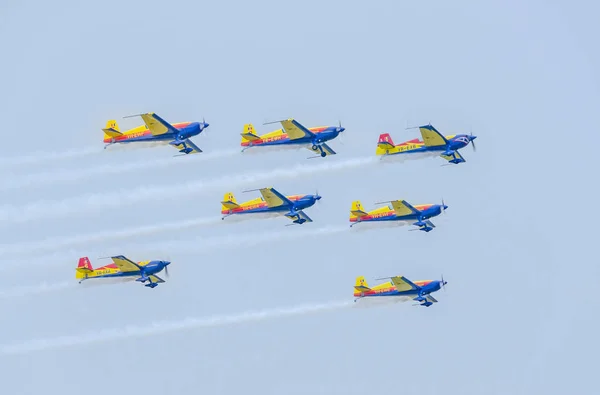 Les pilotes de l'équipe roumaine Hawks Team avec leurs avions colorés — Photo