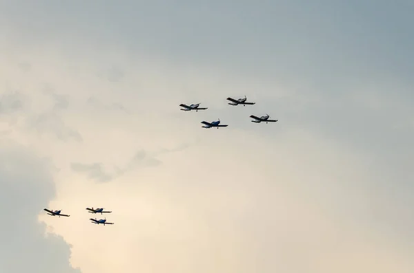 Los pilotos del Equipo Halcones Rumanos con sus aviones de colores —  Fotos de Stock