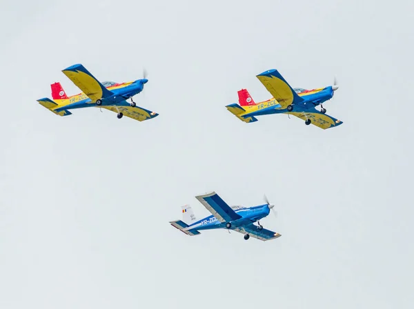 The Romanian Hawks Team pilots with their colored airplanes — Stock Photo, Image