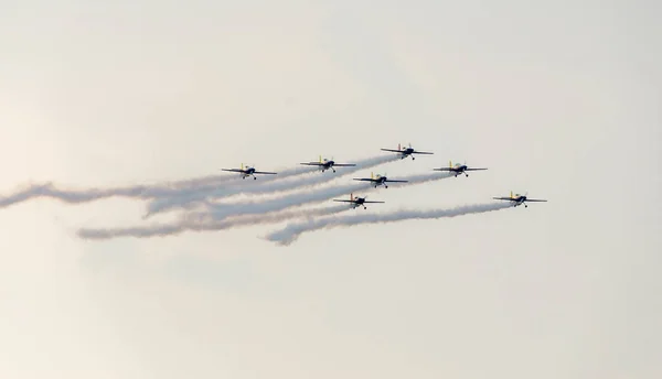 Os pilotos romenos da Equipa Hawks com seus aviões coloridos — Fotografia de Stock