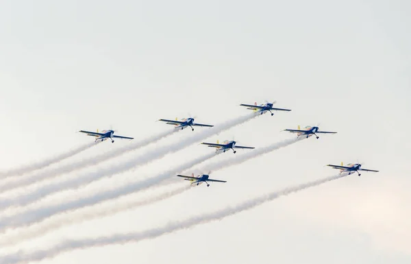 A román Hawks csapat a pilóták a színes repülőgépek — Stock Fotó