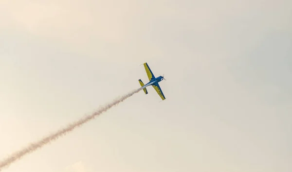 Der Teampilot der rumänischen Falken mit seinem farbigen Flugzeug — Stockfoto