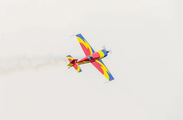 Der Teampilot der rumänischen Falken mit seinem farbigen Flugzeug — Stockfoto