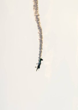 Renkli izleme duman mavi bulutlar gökyüzünde uçan uçak