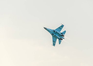  Şehrin üzerinde MiG 21 Lancer pilot eğitimi