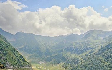 Fagaras Dağları, yeşil çim ve çam ormanları ile Karpatlar