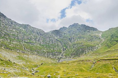 Fagaras Dağları, yeşil çim ve kayalar ile Karpatlar
