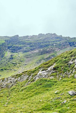 Fagaras Dağları, yeşil çim ve kayalar, bulut ile Karpatlar