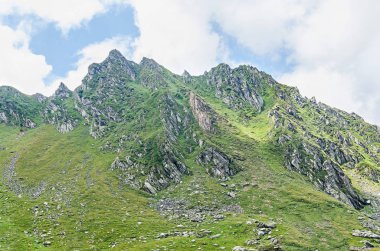 Fagaras Dağları, yeşil çim ve kayalar, zirveleri ile Karpatlar