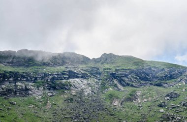 Fagaras Dağları, yeşil çim ve kayalar, bulut ile Karpatlar